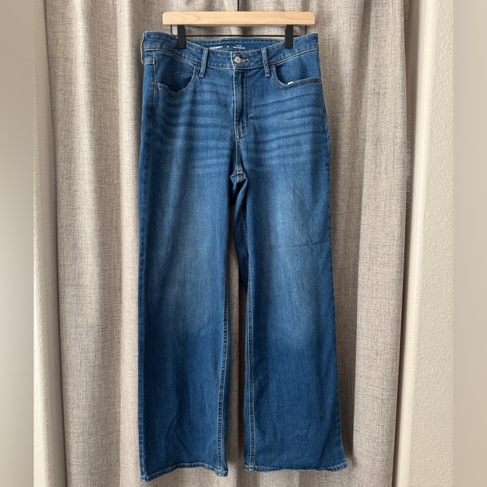 Old Navy Wow Jeans. In like new condition. Wide leg, super flattering